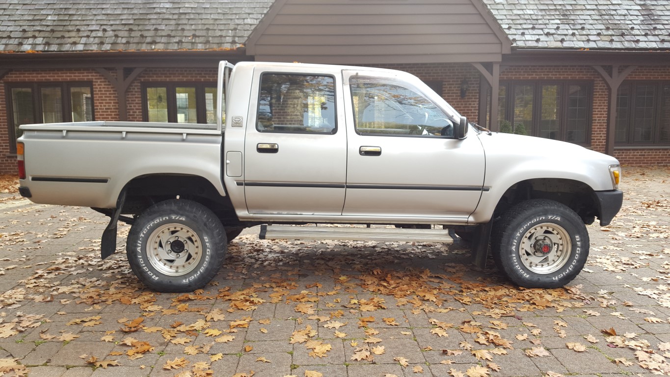 Is The 1989 Hilux Really Better Than The Toyota Pickup? - oxs6tfu