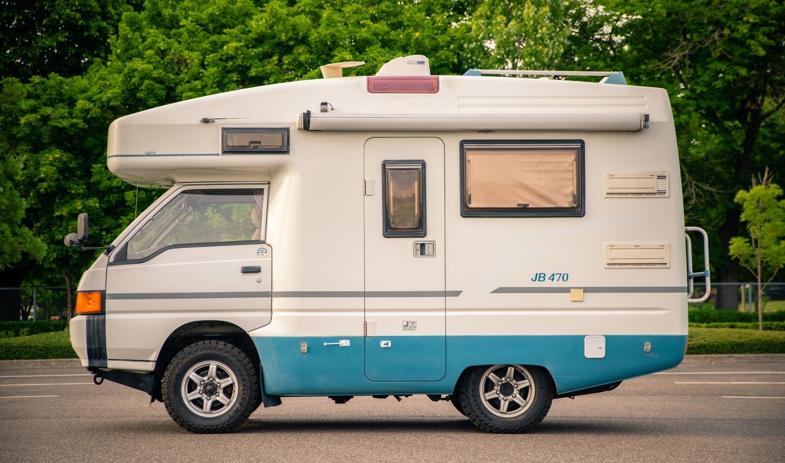 This Mitsubishi Delica Motorhome is 4x4 from Japan